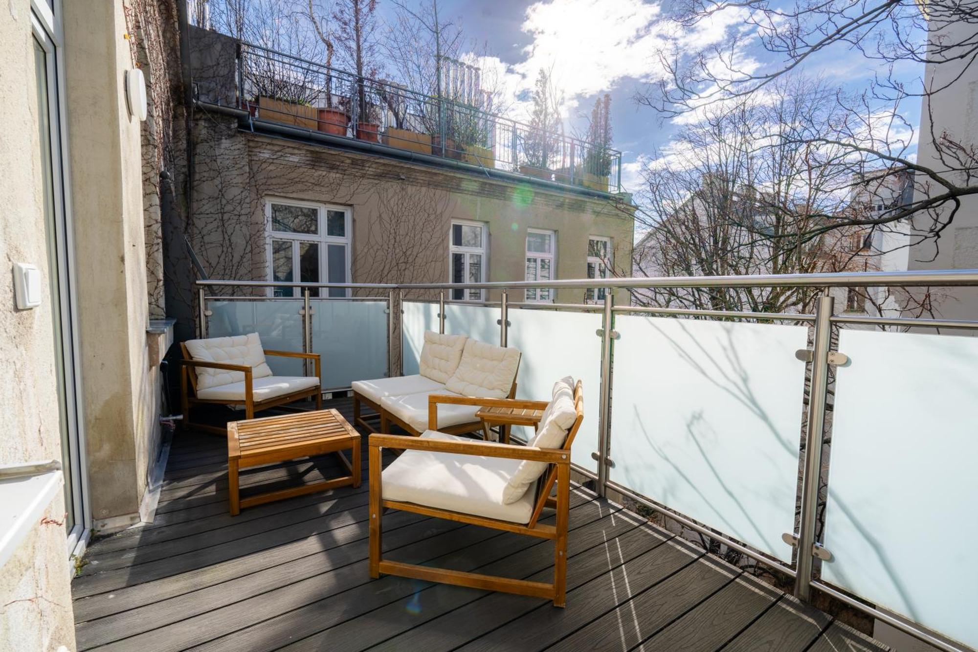 4ty3 - Spacious In The Heart Of The 8th District Is Calling *