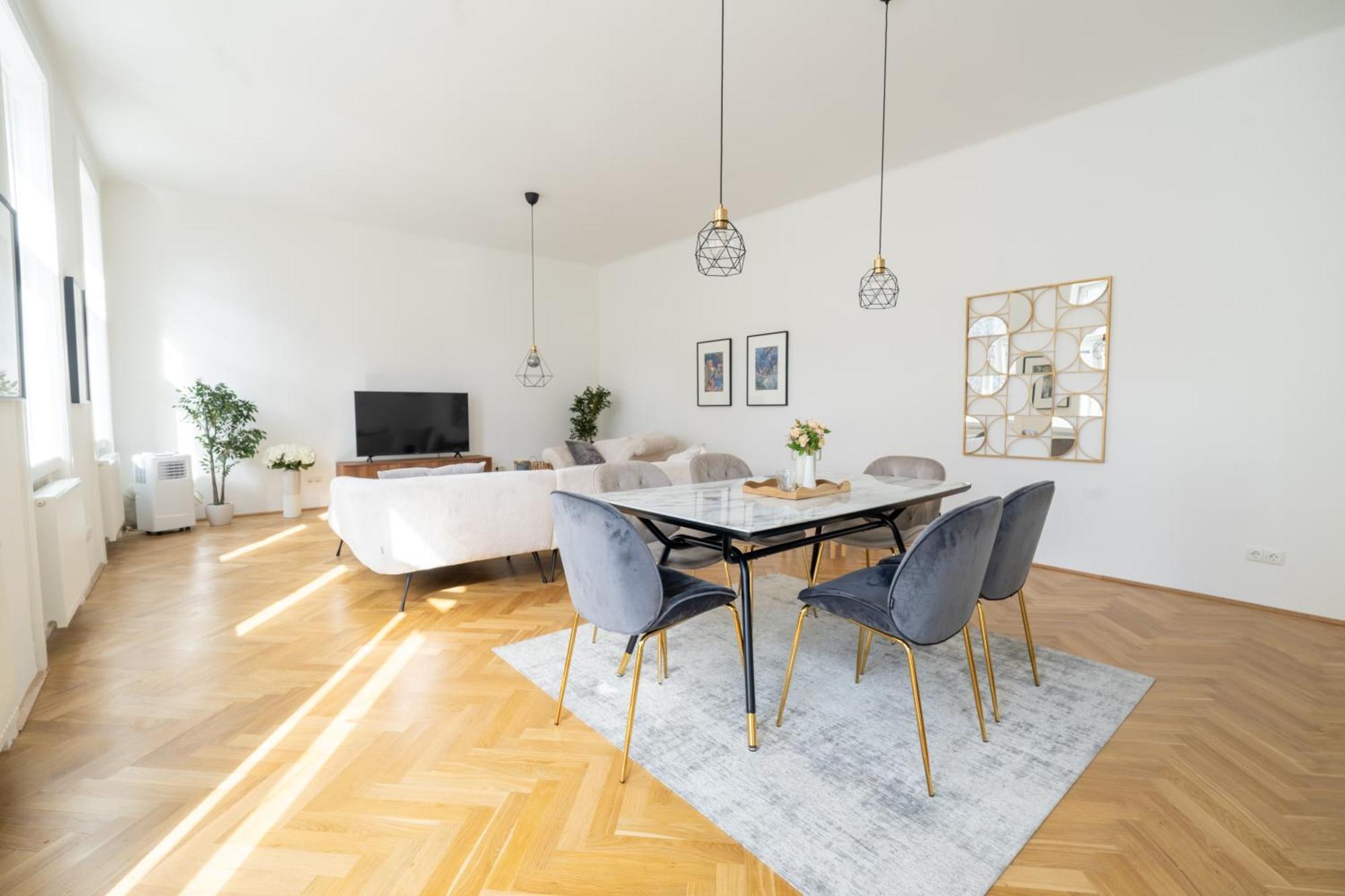4ty3 - Spacious In The Heart Of The 8th District Is Calling *