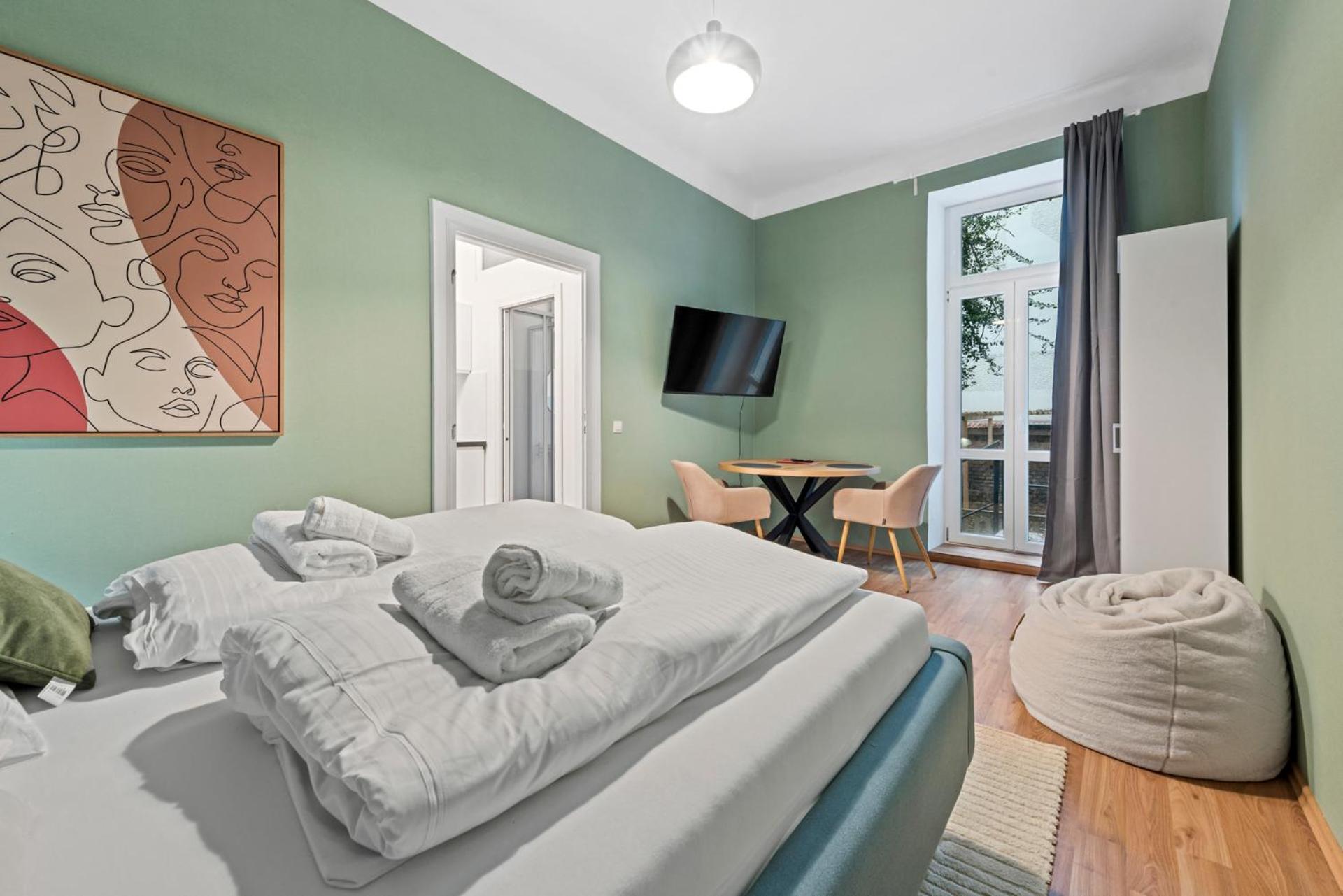 4ty3 - Spacious In The Heart Of The 8th District Is Calling