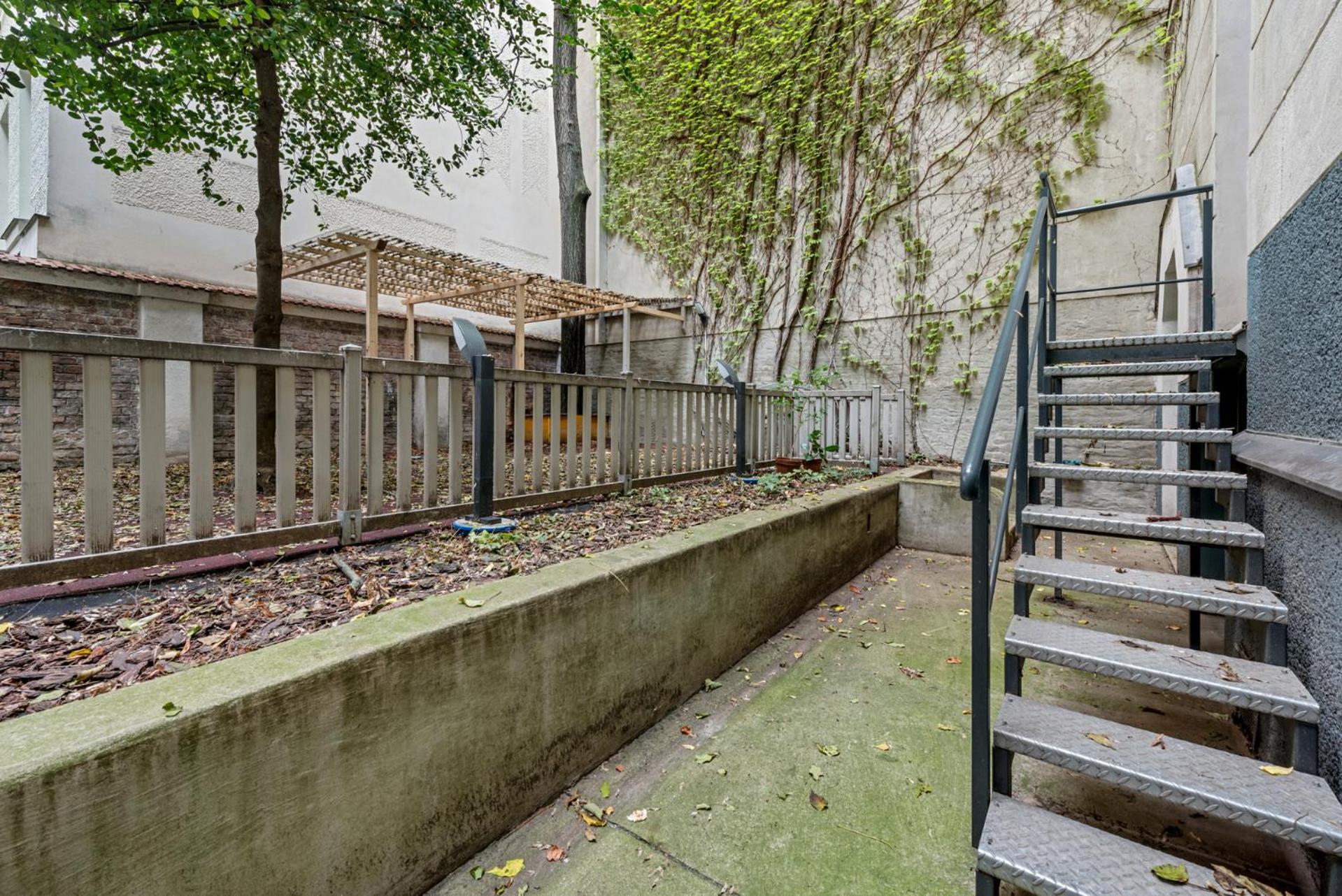4ty3 - Spacious In The Heart Of The 8th District Is Calling *
