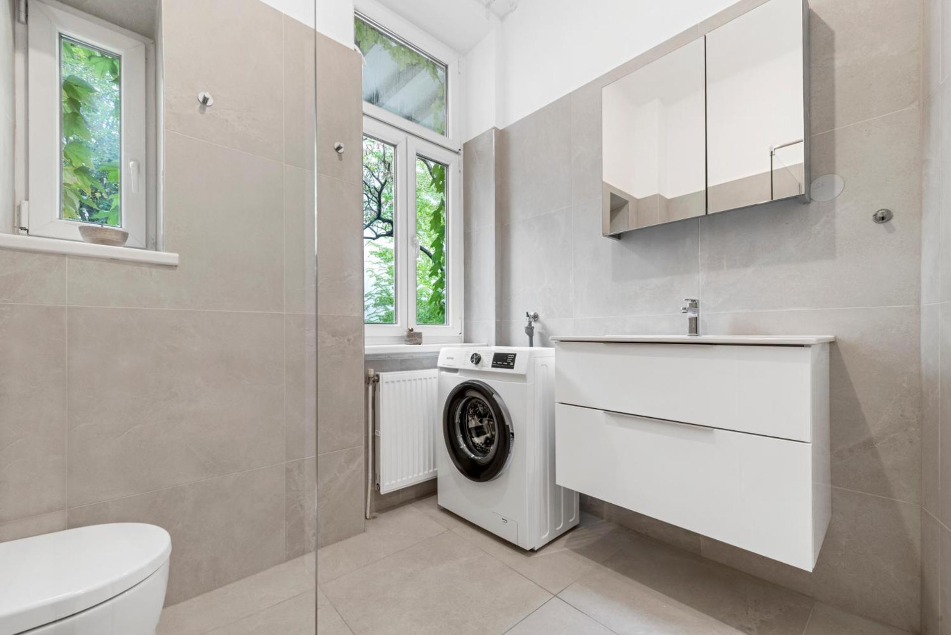 4ty3 - Spacious In The Heart Of The 8th District Is Calling *