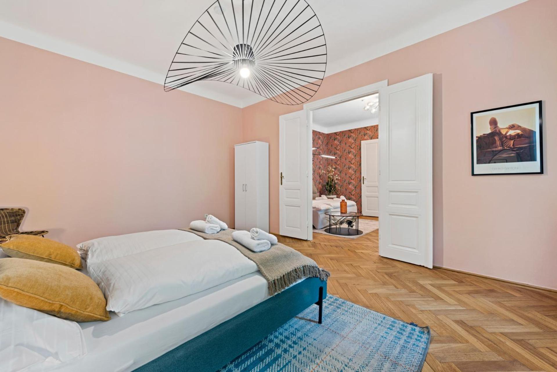 4ty3 - Spacious In The Heart Of The 8th District Is Calling *